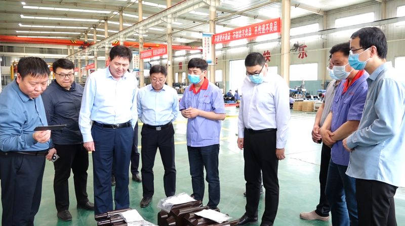 Du Jiawu, Director of the Xinxiang Municipal Bureau of Industry and Information Technology, and Yang Xinyi, County Mayor of Huojia County People's Government, came to Henan Aomei Electric Co., Ltd. to investigate 